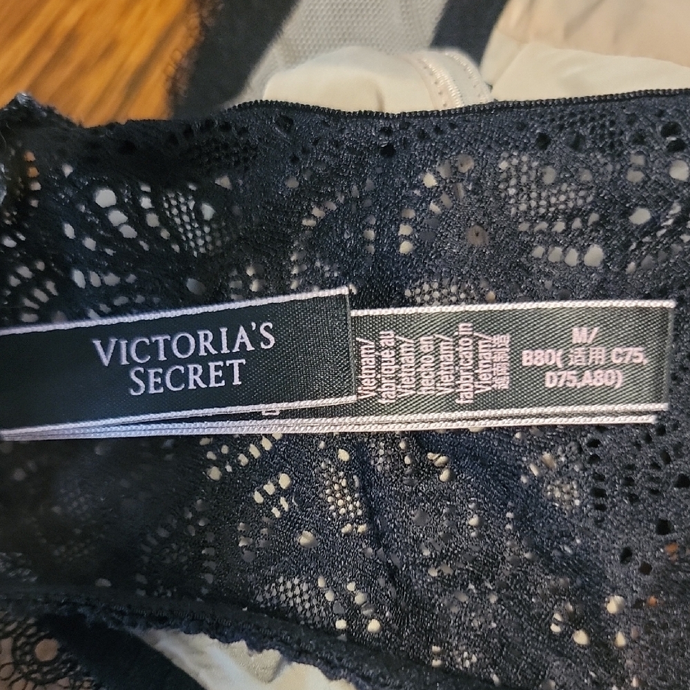 Victoria's Secret Black and Cream Lace Bralette Sz M - Picture 2 of 3